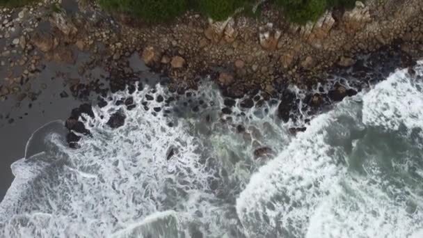 晴れた日には岩だらけの海岸と波状の海 — ストック動画