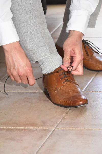 Noivo Irreconhecível Amarrando Atacadores Sapatos Couro Clássico Marrom — Fotografia de Stock