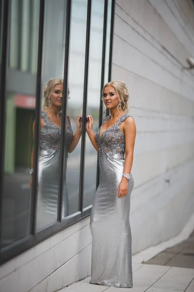Eine Attraktive Blonde Kaukasische Frau Einem Eleganten Langen Silbernen Kleid — Stockfoto