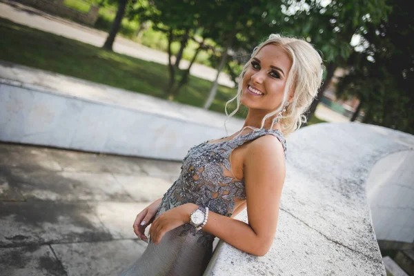 Uma Atraente Mulher Caucasiana Vestindo Elegante Vestido Prata Posando Parque — Fotografia de Stock