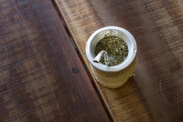 Eine Draufsicht Auf Das Koffeinreiche Getränk Mate Einem Holzbecher Mit — Stockfoto