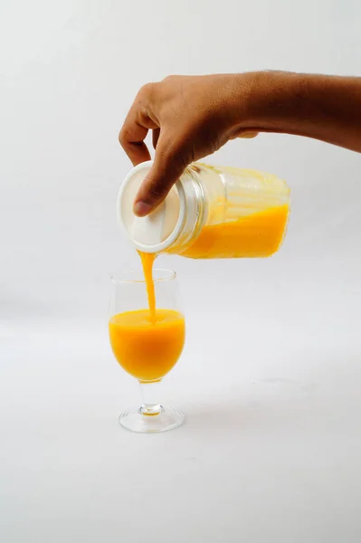 Nahaufnahme Einer Person Die Frischen Mangosaft Ein Glas Gießt — Stockfoto