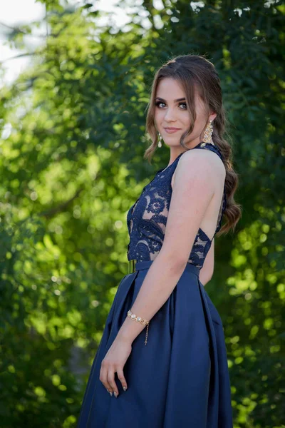 Sexy Caucasian Woman Dark Blue Dress Heavy Makeup Posing Park — Stock Photo, Image