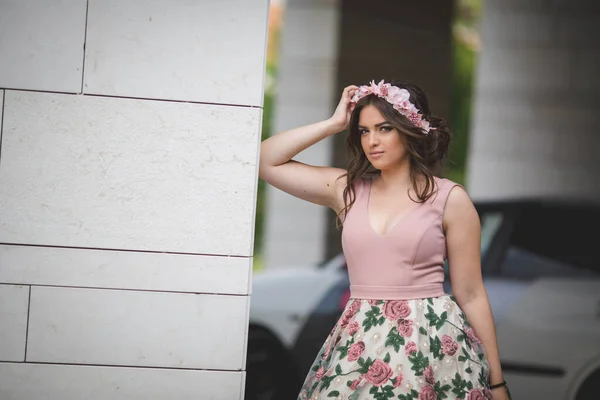 Uma Jovem Mulher Caucasiana Vestido Romântico Com Flores Apoiadas Uma — Fotografia de Stock