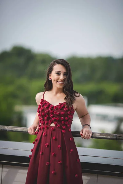 Uma Jovem Mulher Vestido Longo Noite Sorrindo Posando Varanda — Fotografia de Stock