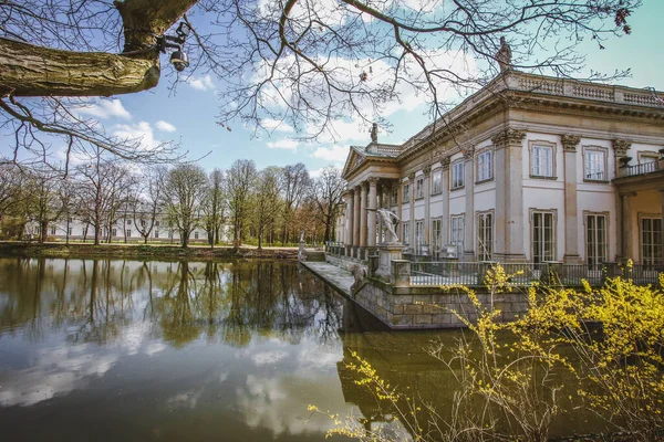 位于华沙皇家浴场 华沙最大的公园 的一座宫殿 岛上的宫殿或浴场 — 图库照片