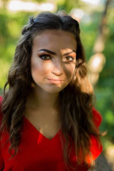 Retrato Uma Atraente Mulher Caucasiana Vestindo Vestido Vermelho Vibrante Fundo — Fotografia de Stock