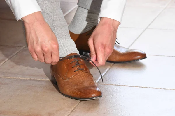 Неузнаваемый Жених Завязывающий Шнурки Коричневой Классической Кожаной Обуви — стоковое фото