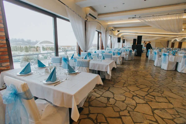 Pusta Restauracja Stolikami Pokrytymi Białą Niebieską Zastawą Stołową Gotowa Ceremonii — Zdjęcie stockowe