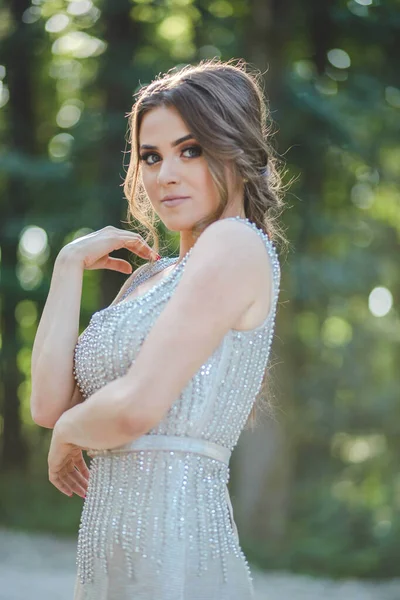 Uma Mulher Branca Bonita Com Vestido Noite Prata Maquiagem Pesada — Fotografia de Stock