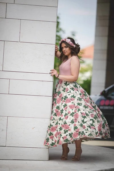 Tiro Vertical Uma Jovem Mulher Caucasiana Vestido Romântico Com Flores — Fotografia de Stock