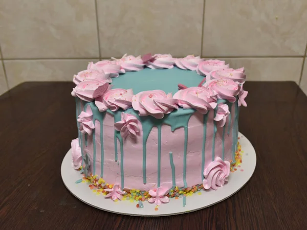 ピンクの花と蝶のドレッシングと誕生日ケーキの高角度ショット — ストック写真