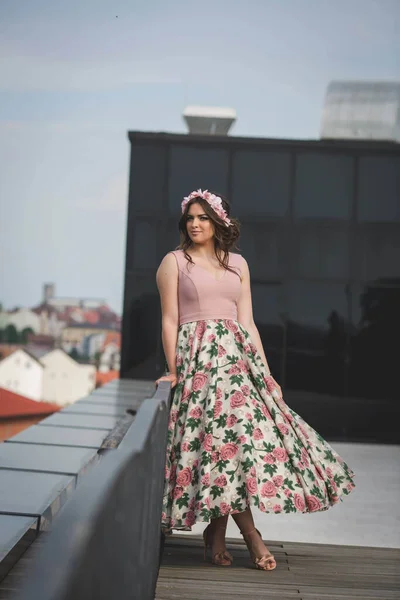 Vertikal Bild Ung Kaukasisk Kvinna Romantisk Klänning Med Blommor — Stockfoto