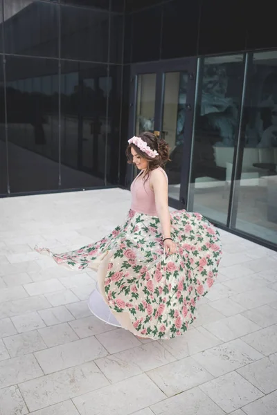 Hezká Běloška Květinovou Sukní Tančící Rotující Před Restaurační Budovou — Stock fotografie