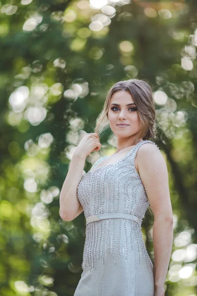 Uma Mulher Branca Bonita Com Vestido Noite Prata Maquiagem Pesada — Fotografia de Stock