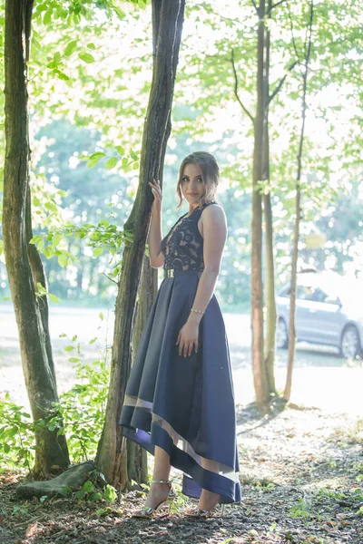 Una Attraente Femmina Caucasica Indossa Elegante Abito Blu Scuro Posa — Foto Stock