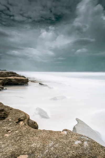 Plan Vertical Spectaculaire Roches Côtières Sur Fond Mer Sous Ciel — Photo