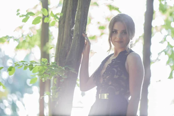 Uma Mulher Branca Atraente Vestindo Elegante Vestido Azul Escuro Posando — Fotografia de Stock