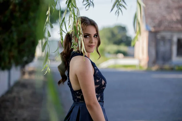 Sexy Caucasian Woman Dark Blue Dress Heavy Makeup Posing Outdoors — Stock Photo, Image