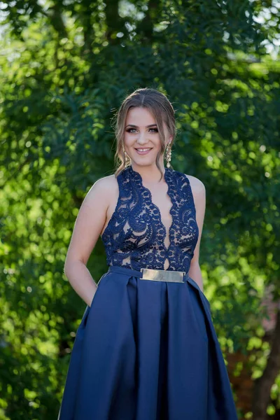 Eine Attraktive Kaukasische Frau Einem Eleganten Blauen Kleid Posiert Einem — Stockfoto