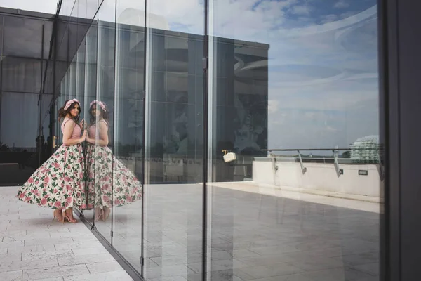 Uma Mulher Caucasiana Atraente Vestindo Vestido Floral Longo Elegante Apoiando — Fotografia de Stock