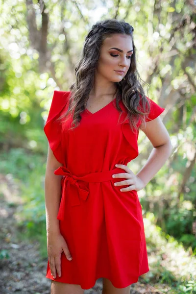 Una Atractiva Hembra Caucásica Con Vestido Rojo Vibrante Posando Parque — Foto de Stock