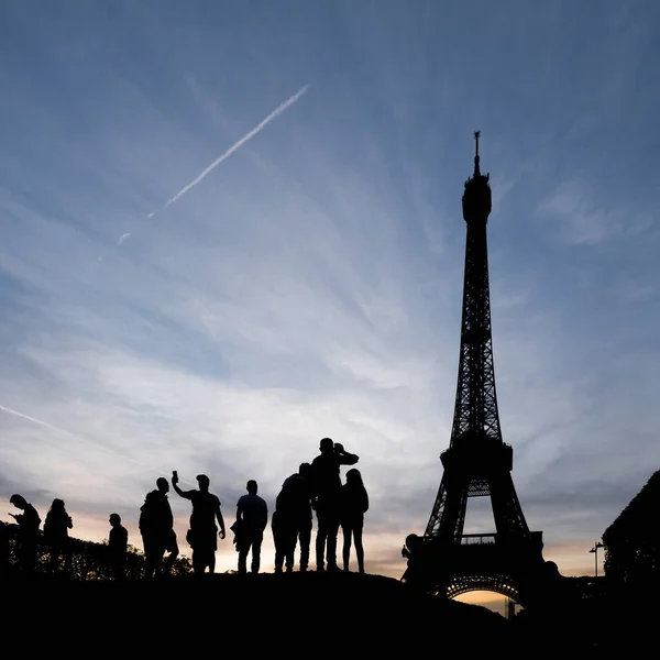 Uma Foto Vertical Turistas Desfrutando Vista Torre Eiffel Paris França — Fotografia de Stock