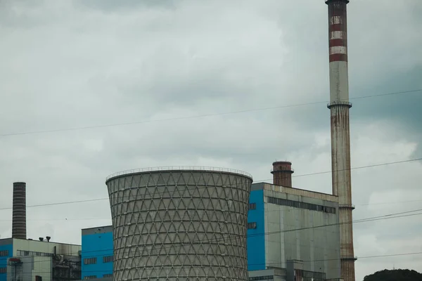 曇り空の日の発電所 — ストック写真