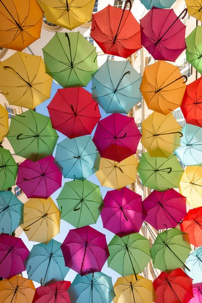 Eine Vertikale Aufnahme Des Village Royal Bunten Regenschirmhimmels Paris Frankreich — Stockfoto