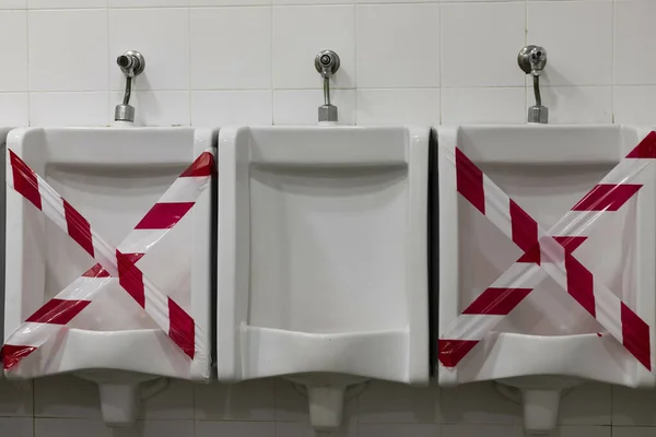 Primer Plano Tres Urinarios Con Esquina Uno Está Fuera Servicio — Foto de Stock