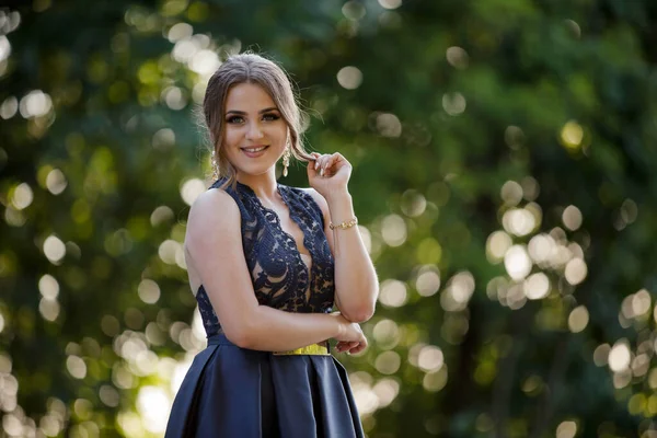 Una Hermosa Mujer Caucásica Con Vestido Azul Oscuro Maquillaje Pesado — Foto de Stock