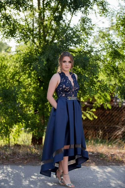 Sexy Caucasian Woman Dark Blue Dress Heavy Makeup Posing Outdoors — Stock Photo, Image