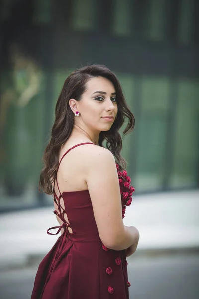 Uma Mulher Branca Bonita Com Vestido Noite Borgonha Posando Frente — Fotografia de Stock