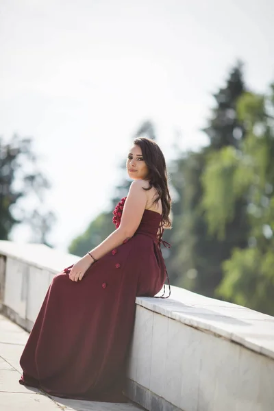 Vertikal Bild Elegant Kaukasisk Kvinna Röd Aftonklänning Som Sitter Utomhus — Stockfoto