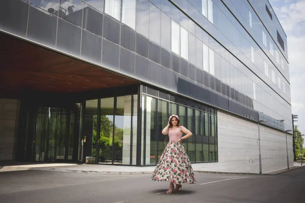 Modern Bir Binanın Arka Planında Zarif Uzun Çiçekli Bir Elbise — Stok fotoğraf