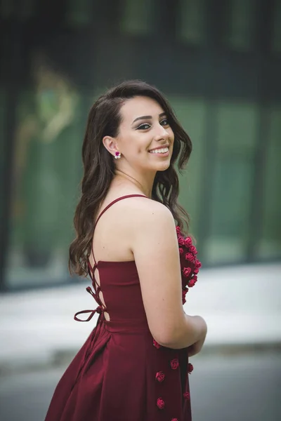 Uma Jovem Mulher Vestido Longo Noite Sorrindo Posando Varanda — Fotografia de Stock