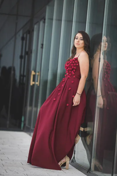 Tiro Vertical Uma Elegante Mulher Caucasiana Vestido Noite Vermelho Apoiado — Fotografia de Stock