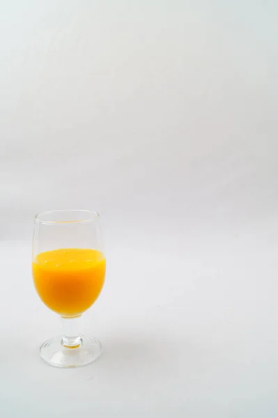 Eine Selektive Fokusaufnahme Eines Glases Frischer Mangosaft Auf Einer Weißen — Stockfoto