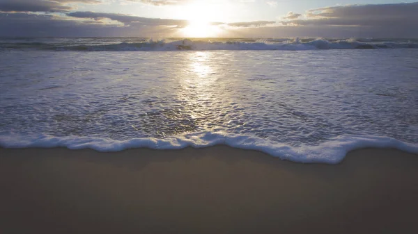 Agua Mar Espumosa Orilla Arenosa Luz Del Sol Reflejándose Superficie — Foto de Stock