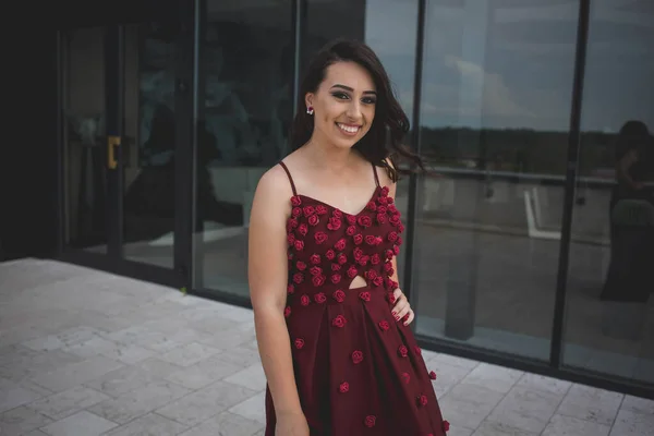 Una Hermosa Mujer Caucásica Con Vestido Noche Borgoña Posando Frente — Foto de Stock