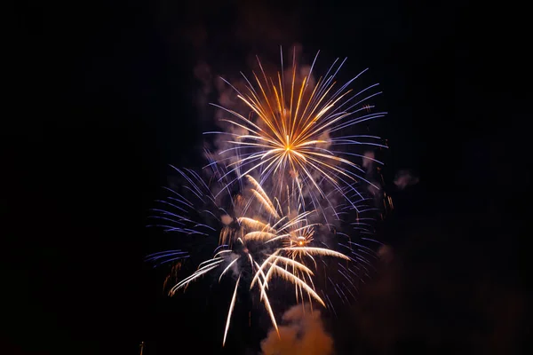 Céu Escuro Com Explosão Fogo Artifício Colorido — Fotografia de Stock