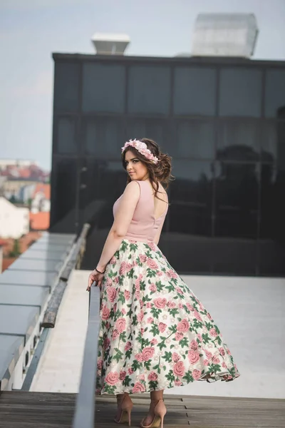 Uma Mulher Caucasiana Atraente Vestindo Vestido Floral Longo Elegante Fundo — Fotografia de Stock