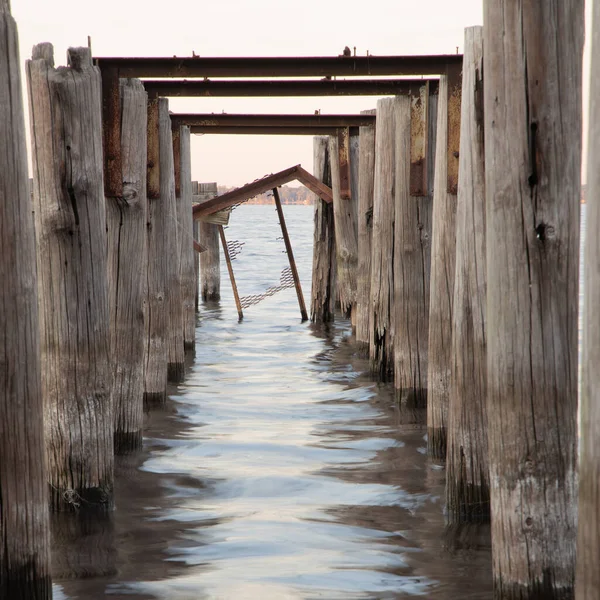 Une Jetée Bois Avec Des Colonnes Altérées Dans Mer Sur — Photo