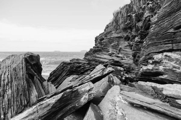 Grayscale Shot Beautiful Rocky Cliffs Coast — Stock Photo, Image