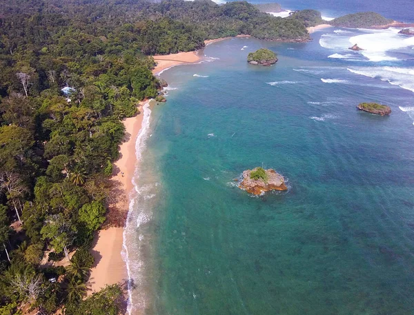 Una Toma Aérea Una Isla Tropical Con Olas Agua Que —  Fotos de Stock