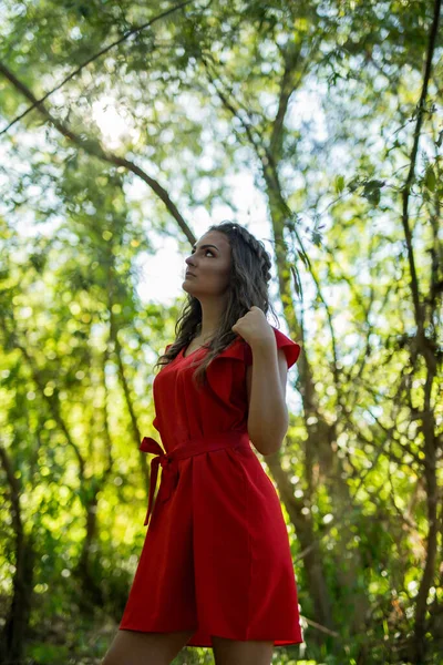Kırmızı Elbiseli Güzel Beyaz Bir Kadın Ormanda Poz Veriyor — Stok fotoğraf