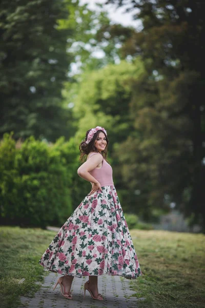 Una Bella Donna Caucasica Con Abito Sera Una Lunetta Floreale — Foto Stock