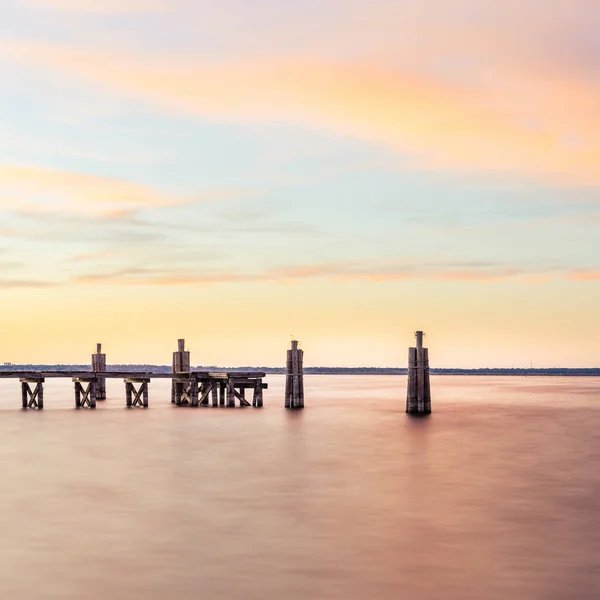 Eine Schöne Aufnahme Eines Hölzernen Pier Meer Vor Dem Hintergrund — Stockfoto