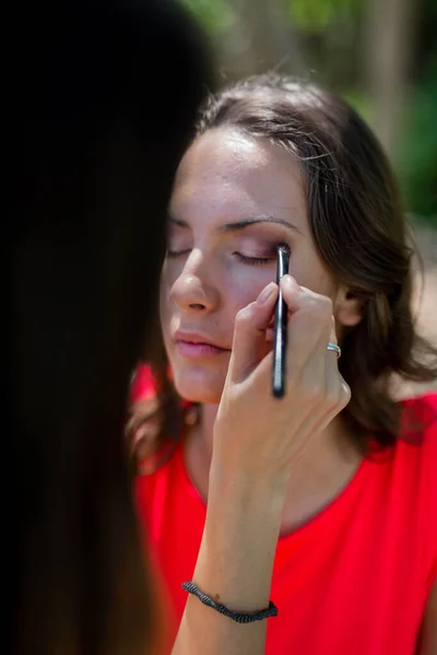 Artista Maquillaje Aplicando Eyeshad Una Atractiva Modelo Caucásica Aire Libre — Foto de Stock