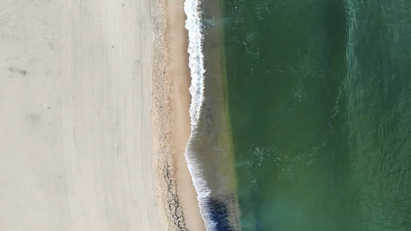 砂浜と緑の海の空中ショット — ストック写真